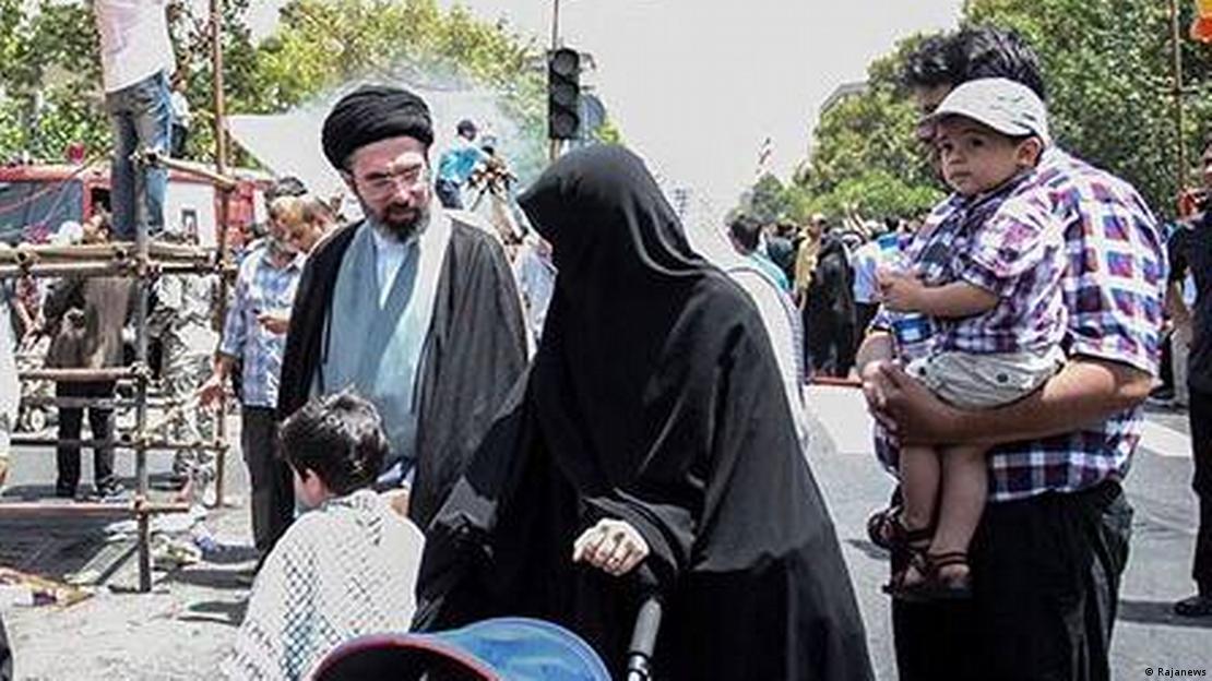 تصویری از مجتبی خامنه‌ای همراه با خانواده‌اش در یکی از راهپیمایی‌های حکومتی