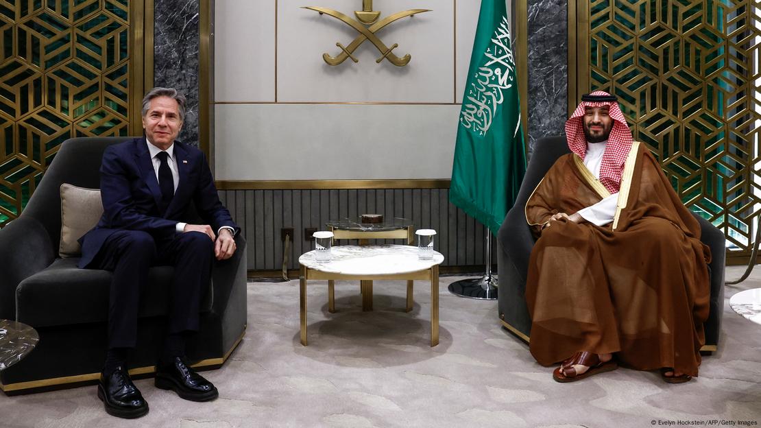 Arabia Saudite | Antony Blinken dhe Mohammed bin Salman, në mes një tavolinë e vogël e bardhë