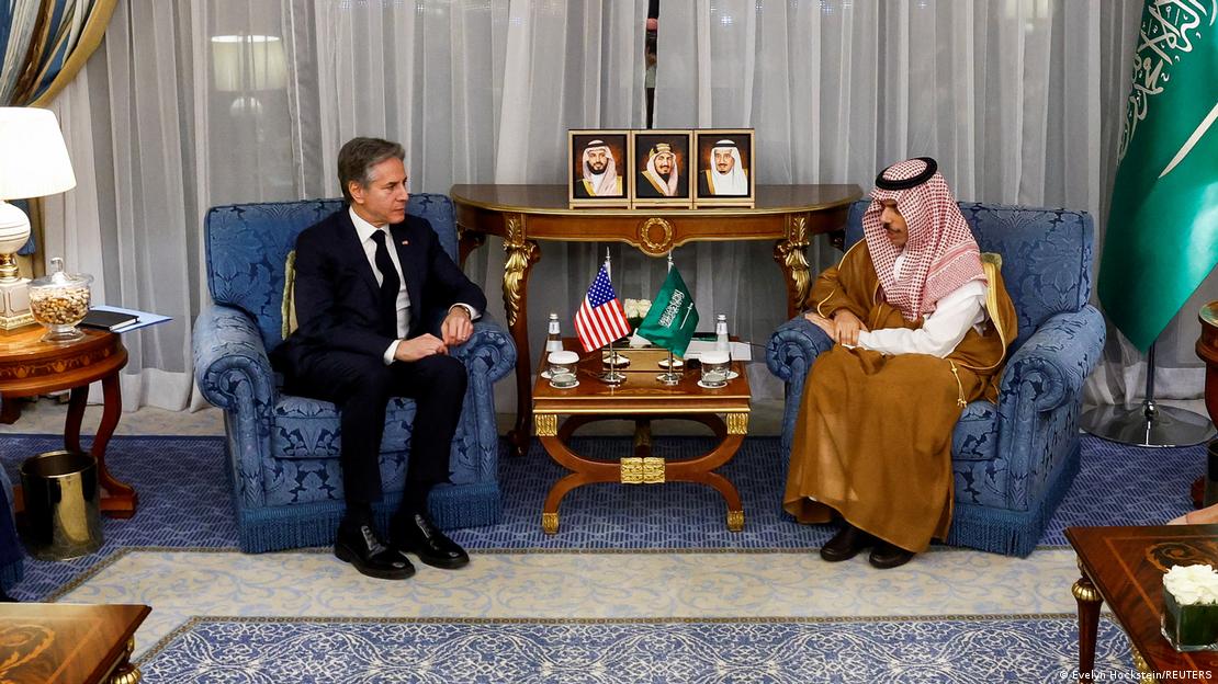 Antony Blinken, secretario de Estado de EE. UU., junto a su homólogo saudita, Faisal bin Farhan Al Saud.