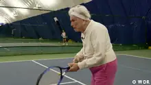 Titel: TikTok-Star
Beschreibung: Die 98 jährige Dorothy Wiggins spielt Tennis
Rechte: sind nur für diesen Beitrag gegeben
Copy: WDR
