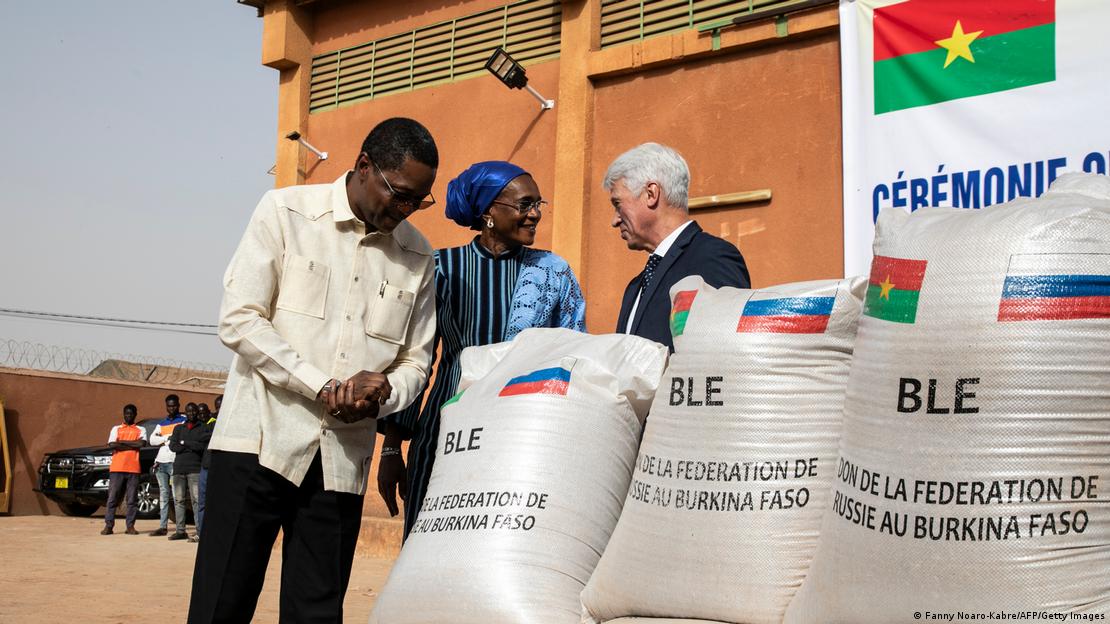 Burkina Faso government ministers with the country's Russian envoy, bags of wheat