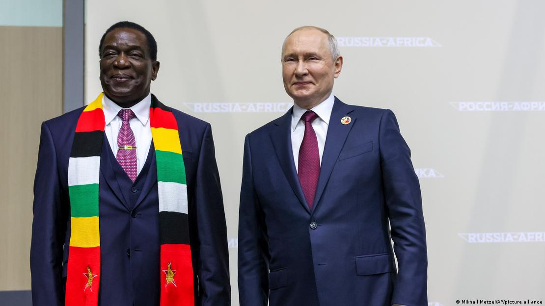 Russie, Saint-Pétersbourg | Vladimir Poutine et le président du Zimbabwe, Emmerson Dambudzo Mnangagwa Russie, Saint-Pétersbourg | Vladimir Poutine et le président du Zimbabwe, Emmerson Dambudzo Mnangagwa