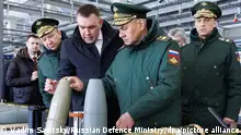 Achtung, dieses Bild stammt von der staatlichen russischen Bildagentur TASS!
21/03/2024 *** DIESES FOTO WIRD VON DER RUSSISCHEN STAATSAGENTUR TASS ZUR VERFÜGUNG GESTELLT. [RUSSIA, NIZHNY NOVGOROD REGION - MARCH 21, 2024: Russia's Defence Minister Sergei Shoigu (C) visits one of the local military-industrial enterprises to inspect the fulfilment of a state defence order. Vadim Savitsky/Russian Defence Ministry Press Office/TASS]