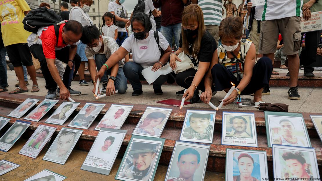 Protesto de familiares de vítimas do governo Duterte em Quenzon, em 2023