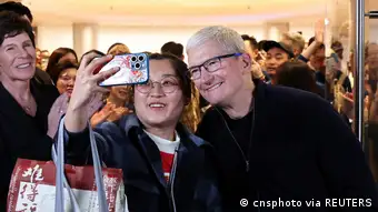 苹果执行长库克多次访中带起短暂讨论风潮，但iPhone在中国的销量持续低迷，近年苹果也开始逐步将供应链移往印度。图为库克3月21日现身苹果在上海的新门市。