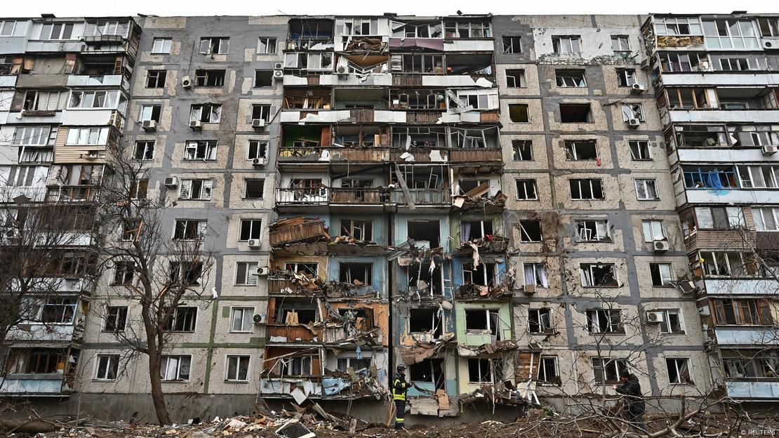 Edificios de viviendas destruidos tras ataques de Rusia con drones y misiles en Zaporiyia.