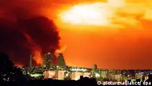 資料圖片：1999年4月18日，貝爾格萊德一座煉油廠遭到北約轟炸