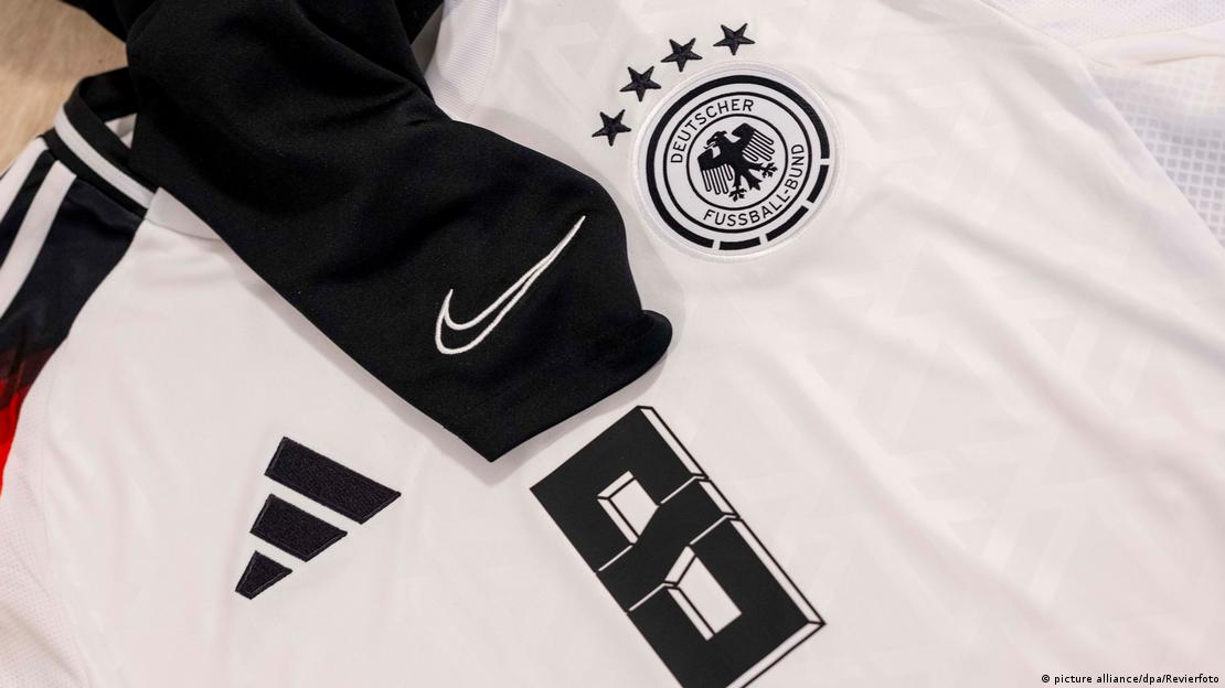 Alman Milli Futbol Takımı'nın Adidas logolu forması, üstünde Nike logolu bir tekstil ürünü