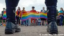 ARCHIV 12/08/2017 (FILES) People wave gay rights' movement rainbow flags during the gay pride rally in Saint Petersburg, on Agust 12, 2017. A Russian court on March 20, 2024 ordered the arrest of a bar administrator and its art director, accusing them of organising an extremist organisation under new legislation criminalising the LGBTQ community. (Photo by OLGA MALTSEVA / AFP)