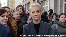 17/03/2024 *** Yulia Navalnaya, widow of Alexey Navalny, stands in a queue with other voters at a polling station near the Russian embassy in Berlin, after noon local time, on Sunday, March 17, 2024. The Russian opposition has called on people to head to polling stations at noon on Sunday in protest as voting takes place on the last day of a presidential election that is all but certain to extend President Vladimir Putin's rule after he clamped down on dissent. AP can't confirm that all the voters seen at the polling station at noon were taking part in the opposition protest. (AP Photo/Ebrahim Noroozi)