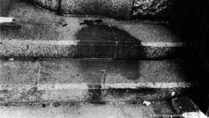 A sombra de uma pessoa nas escadas de um banco em Hiroshima