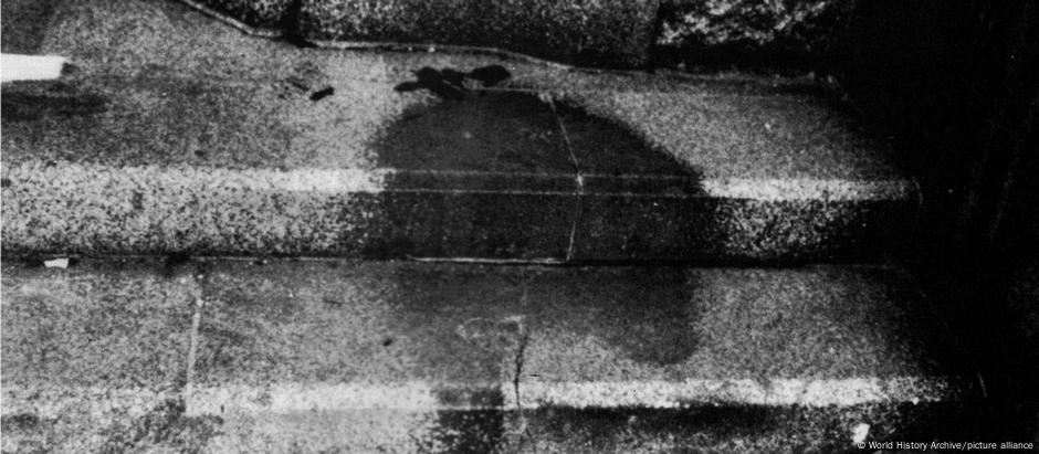 A sombra de uma pessoa nas escadas de um banco em Hiroshima