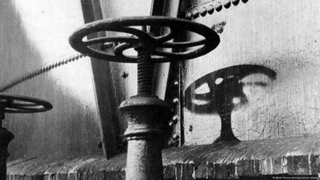 Sombra de un grifo en una tubería en Hiroshima tras la explosión de la bomba atómica en agosto de 1945 Hiroshima, Japón. Sombra de un grifo en una tubería en Hiroshima tras la explosión de la bomba atómica en agosto de 1945 Hiroshima, Japón.