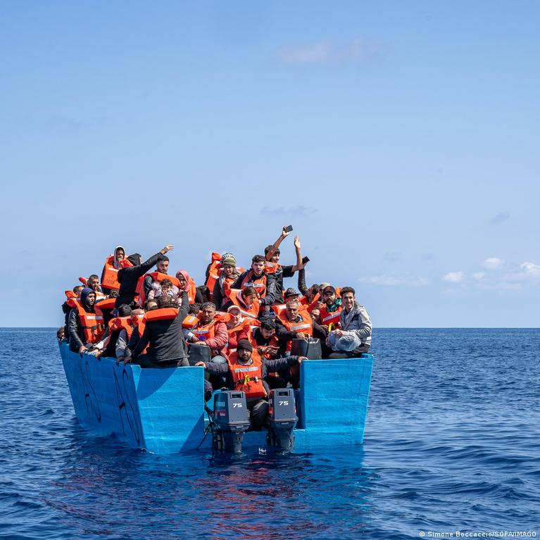 عملية إنقاذ كبيرة لمئات المهاجرين قبالة سواحل اليونان