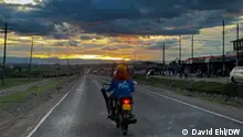 Motorradfahrer bei Sonnenuntergang in Gilgil, Kenia