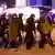Policiais chegam para socorrer e salvar pessoas na sala de concertos Crocus City Hall, em Moscou