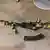صورة مأخوذة من مقطع فيديو أصدرته لجنة التحقيق الروسية يوم السبت 23 مارس 2024، تظهر بندقية كلاشينكوف هجومية على الأرض استخدمت في العملية الإرهابية