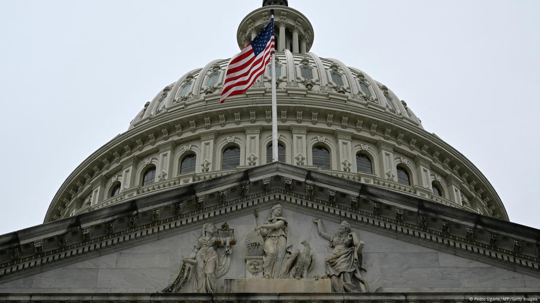 ABD'nin başkenti Washington'da Kongre binası ve bina üzerindeki Amerikan bayrağı 