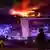 Un policier se tient devant le Crocus City Hall, en feu, après l'attentat vendredi 22 mars 2024