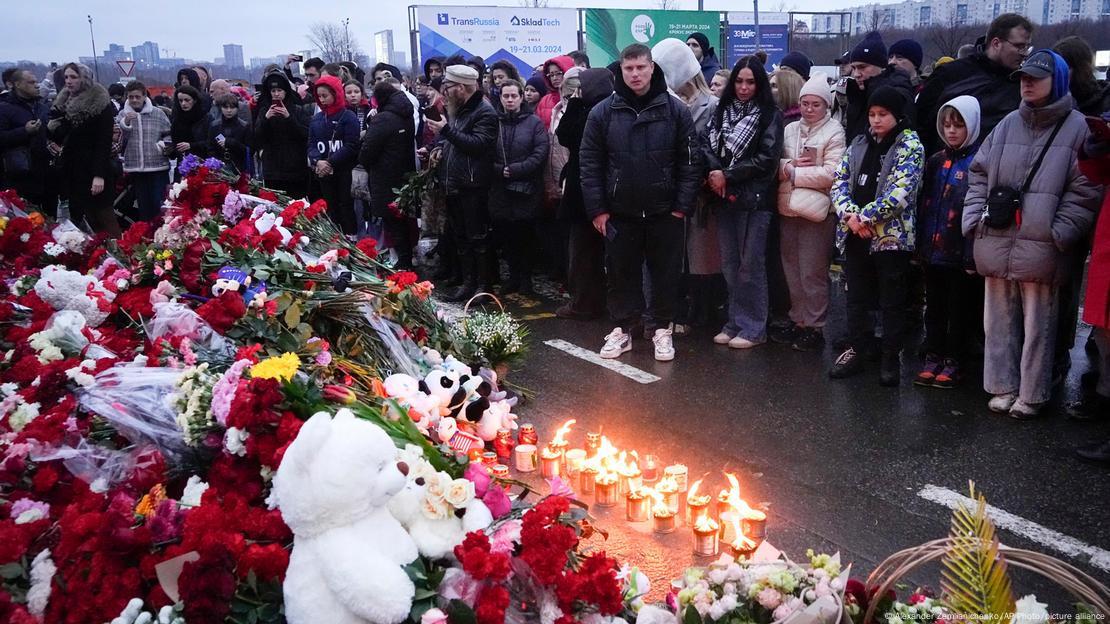 Άνθρωποι αφήνουν λουλούδια και κεράκια δίπλα στο Crocus City Hall εις μνήμη των θυμάτων της επίθεσης
