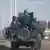 Nigeria: offenes Armee-Fahrzeug mit mehreren Bewaffneten auf einer Straße