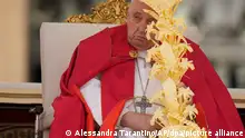 24.03.2024, Vatikan, Vatikanstadt: Papst Franziskus zelebriert die Palmsonntagsmesse auf dem Petersplatz. Foto: Alessandra Tarantino/AP/dpa +++ dpa-Bildfunk +++