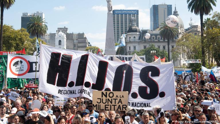 Argentinos marchan por la memoria de la dictadura