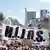 Manifestantes en la Plaza de Mayo se congregaron por el Día de la Memoria en Argentina.