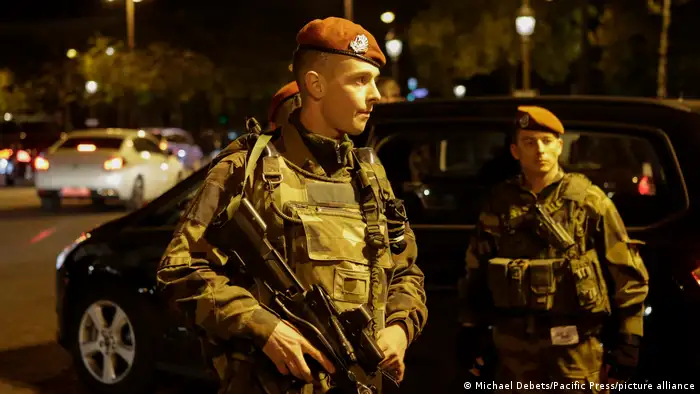 莫斯科恐袭事件发生后，法国宣布进入最高级别戒备状态。图为士兵在巴黎街头巡逻。