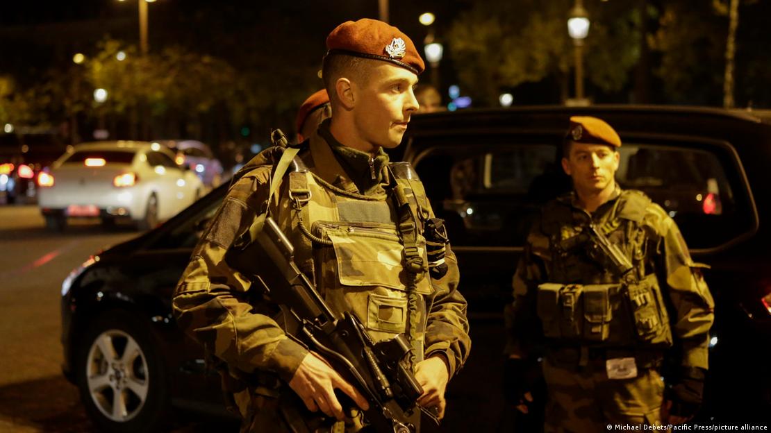 Bir sokakta eli silahlı iki asker