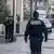 Fransa'nın başneti Paris'te bir sokakta polisler ve polis araçları