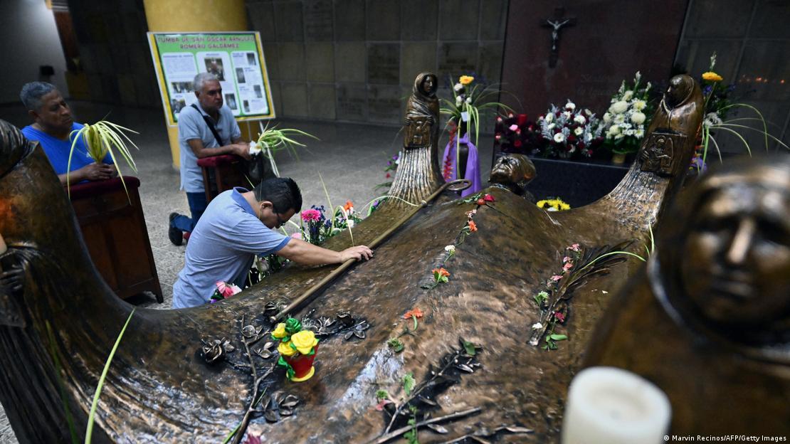 Foto de personas en la tumba de Oscar Arnulfo Romero en San Salvador