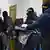 Dos policías rusos encapuchados conducen a un presunto terrorista hacia un juzgado.