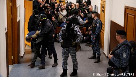 Bei einem Terroranschlag in Moskau am 22. März 2024 starben über 100 Menschen. Vier Tatverdächtige stehen nun vor Gericht.