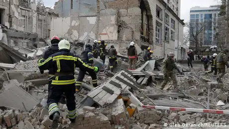 （照片为搜救人员在基辅被俄军摧毁的建筑内寻找幸存者）基辅屡遭俄罗斯火箭弹袭击（摄于2024年3月25日）