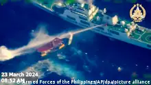 HANDOUT - 23.03.2024, Philippinen, Manila: Auf diesem Standbild aus einem von den philippinischen Streitkräften zur Verfügung gestellten Video setzt ein Schiff der chinesischen Küstenwache Wasserwerfer gegen das philippinische Versorgungsschiff «Unaizah May 4» ein, das sich während einer Versorgungsmission im umstrittenen Südchinesischen Meer, der Second-Thomas-Untiefe, nähert. Foto: Uncredited/ARMED FORCES OF THE PHILIPPINES/AP/dpa - ACHTUNG: Nur zur redaktionellen Verwendung und nur mit vollständiger Nennung des vorstehenden Credits +++ dpa-Bildfunk +++