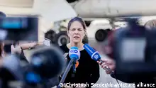 Annalena Baerbock (Bündnis 90/Die Grünen), Außenministerin, gibt am Internationalen Flughafen von Kairo vor dem Airbus A350 der Luftwaffe ein Pressestatement bevor sie nach Israel fliegt. Ägypten ist die erste Station von Außenministerin Baerbock auf ihrer erneuten Nahostreise um zur Lage in Israel und Gaza zu beraten. +++ dpa-Bildfunk +++