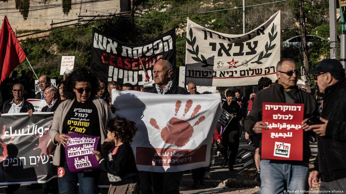 İsrail’de Gazze savaşının sona erdirilmesi için çok sayıda protesto gösterileri düzenleniyor.