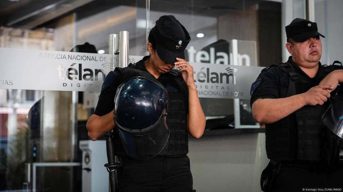 Foto de archivo de policías frente al edificio de Télam.