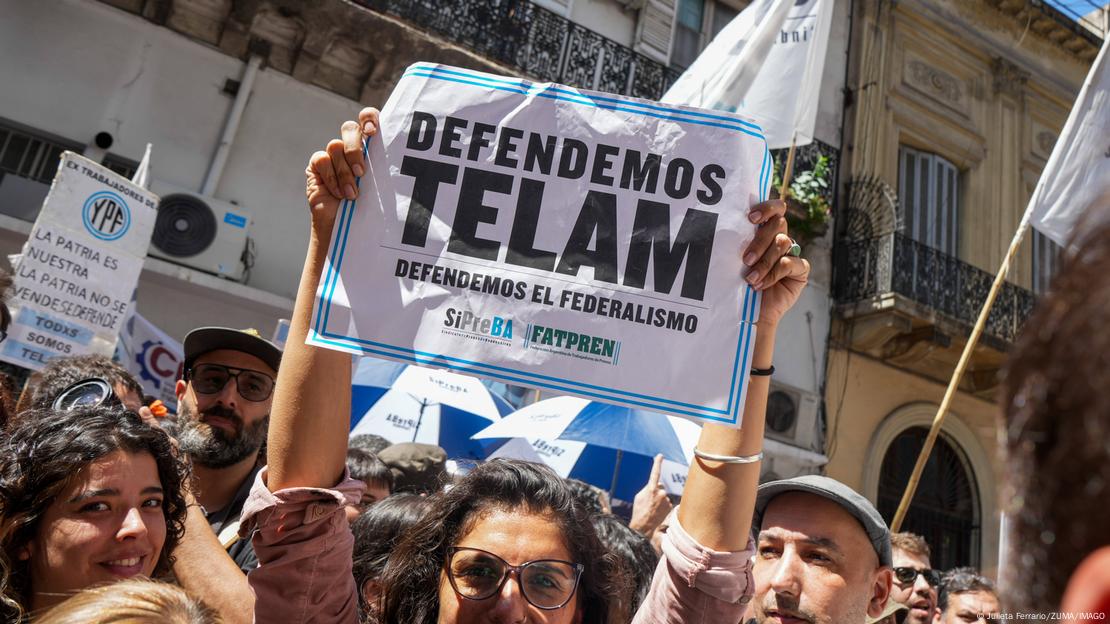 Foto de archivo de personas que protestan por el cierre de Télam.