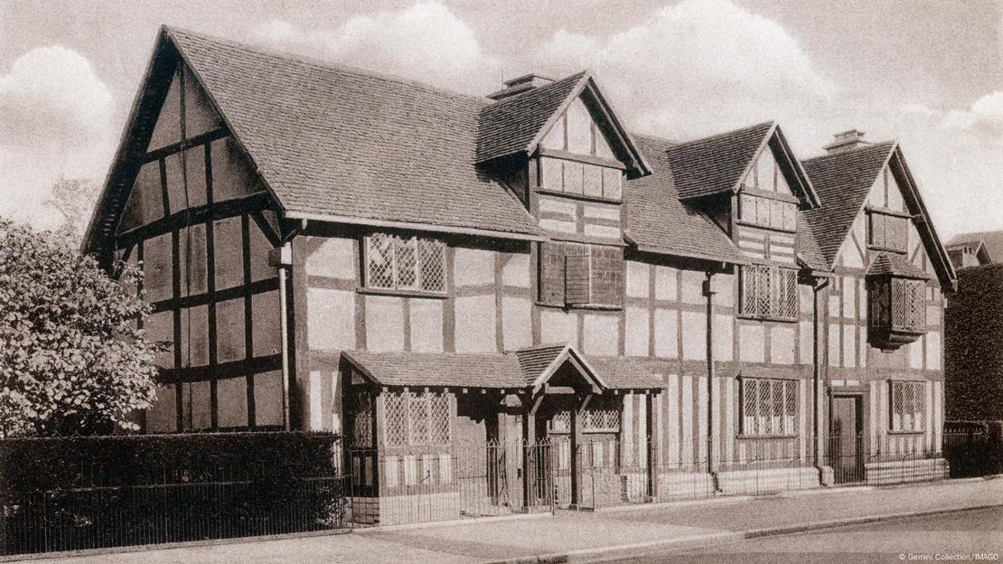 Casa restaurada con entramado de madera del siglo XVI situada en Henley Street, Stratford-upon-Avon, Warwickshire, Inglaterra, donde se cree que nació William Shakespeare en 1564. Casa restaurada con entramado de madera del siglo XVI situada en Henley Street, Stratford-upon-Avon, Warwickshire, Inglaterra, donde se cree que nació William Shakespeare en 1564.