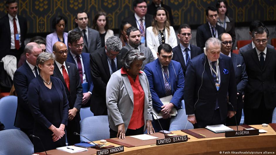 Stalna predstavnica SAD u UN Linda Tomas-Grinfild (u sredini) po prvi put od terorističkih napada Hamasa na Izrael 7. oktobra nije podigla ruku da uloži veto na neku rezoluciju koja se odnosi na situaciju na Bliskom istoku
