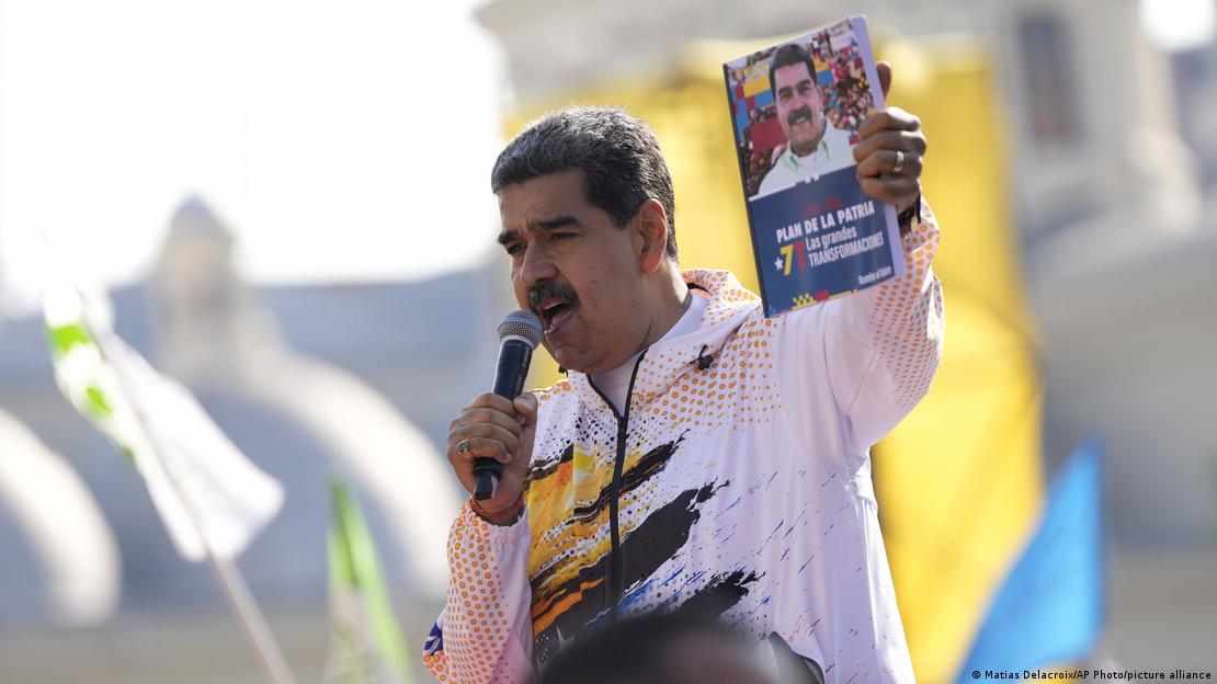 El presidente venezolano, Nicolás Maduro, sostiene un libro con su fotografía con el título: "2025 - 2031. Plan de la Patria. Grandes Transformaciones", mientras habla con sus seguidores, tras registrar su candidatura para la reelección en la Comisión Nacional Electoral (CNE), en Caracas, Venezuela, el lunes 25 de marzo de 2024.