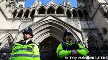 26/03/2024 *** Police officers stand guard ouside the High Court, on the day it is set to rule on whether Julian Assange can appeal against extradition from Britain to the United States, in London, Britain, March 26, 2024. REUTERS/Toby Melville