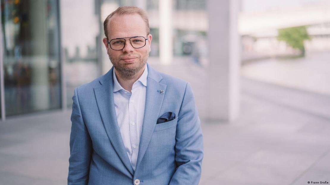 Helge Lindh, politikani i SPD-së, me syze, xhaketë bojëqielli dhe këmishë të bardhë
