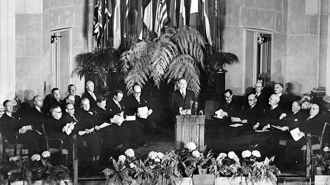 Cerimônia de assinatura do Tratado do Atlântico Norte, em 04/04/1949, em Washington
