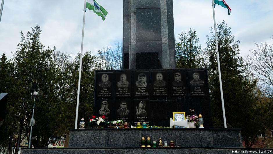 Spomenik poginulim ukrajinskim vojnicima u borbi protiv ruskih agresora u Berehovu: u tom gradu na zapadu Ukrajine živi mnogo Mađara, a među poginulima ima i ljudi mađarskog porekla