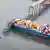 Das Containerschiff "Dali", links und rechts vom Bug zerstörte Brückenteile 