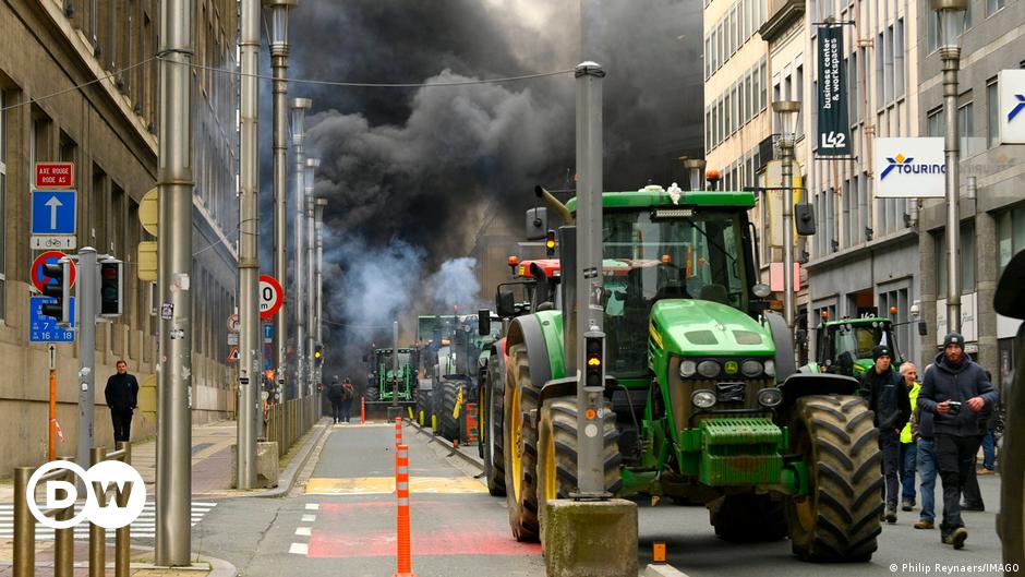Brussels: Farmer protests turn violent, as EU ministers meet