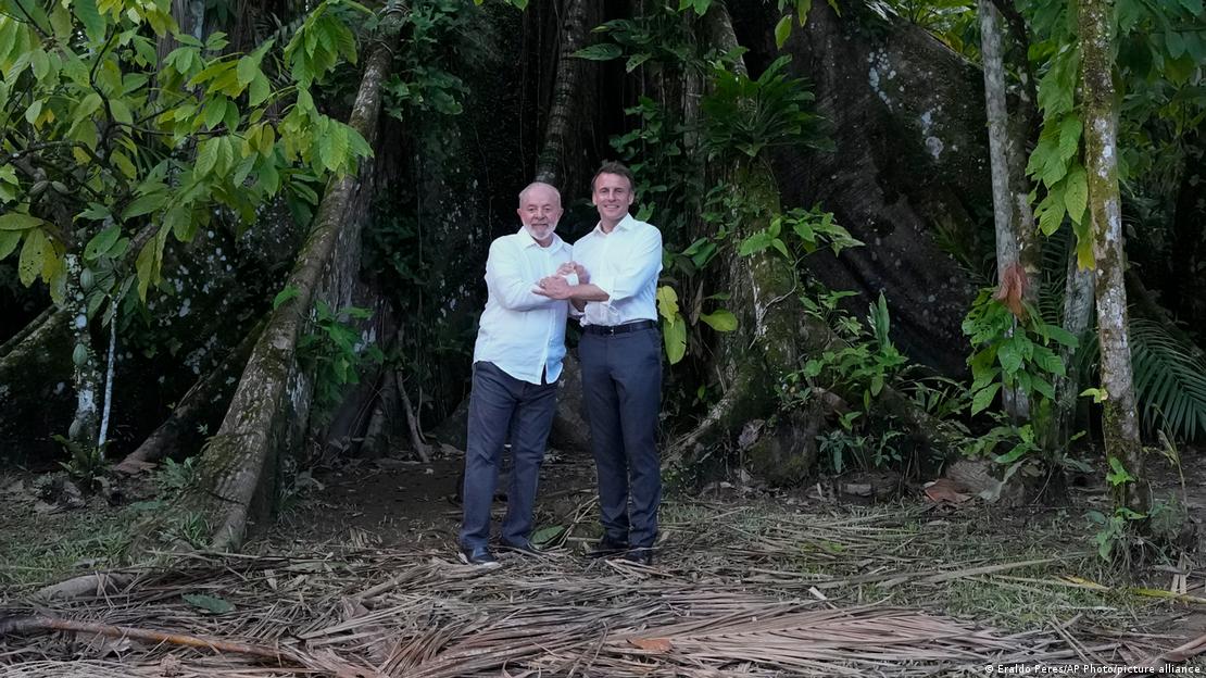 El presidente brasileño Lula da Silva (izquierda) y su homólogo francés Emmanuel Macron, posan para los fotos en la isla Combu.